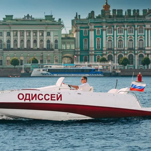 Корабль с названием Одиссей на Неве в Санкт-Петербурге во время солнечного дня