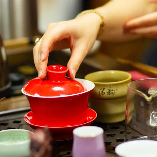 Чайная церемония с яркой красной посудой в уютной комнате