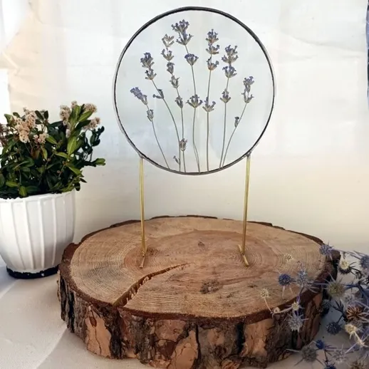 Декоративный элемент с изображением лаванды, расположенным на деревянной подставке в интерьере