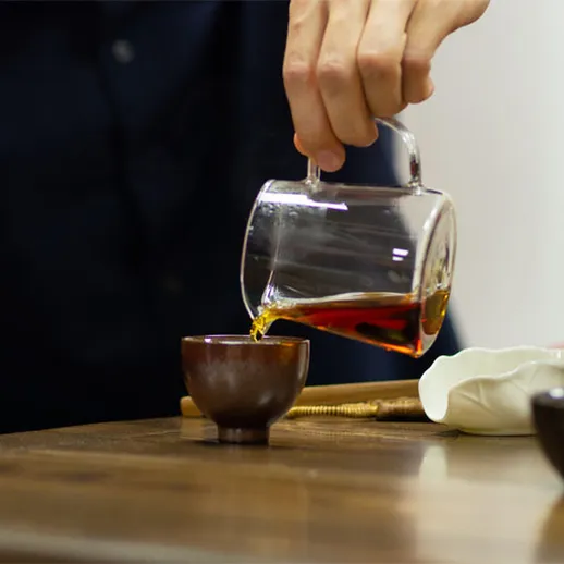 Чайная церемония с традиционным наливанием чая в уютной обстановке