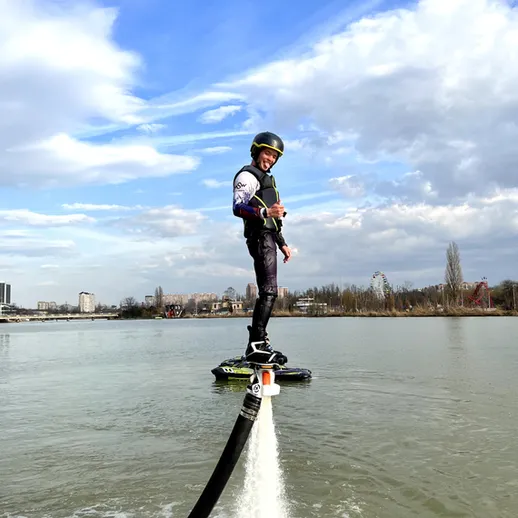 Парень на водном дроне выполняет трюк на реке в солнечный день