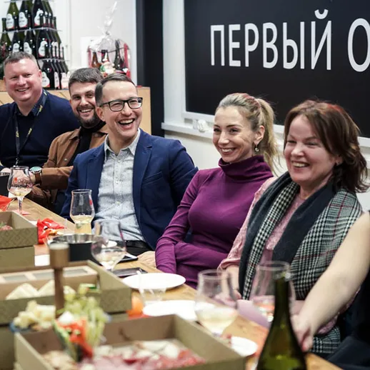 Встреча друзей за столом с угощениями в уютном кафе на празднике