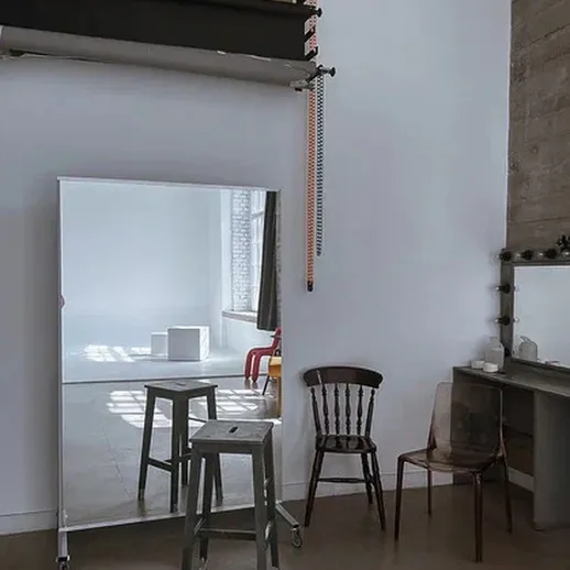 Просторное помещение с зеркалом и стульями для творчества и работы