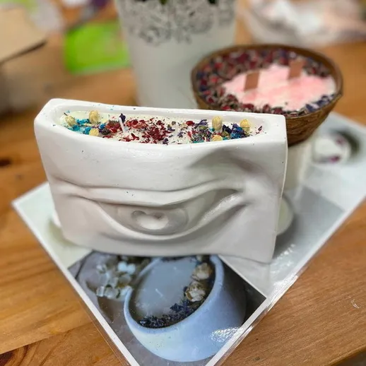 Уникальные керамические изделия с глазом, созданные ручным способом, на деревянном столе