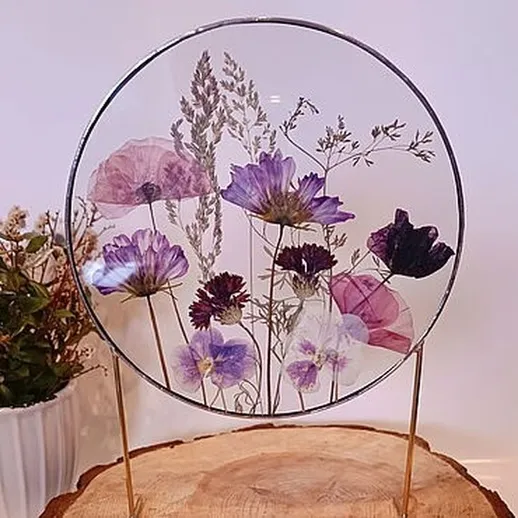 Оригинальное панно с засушенными цветами на деревянной подставке как элемент декора для дома