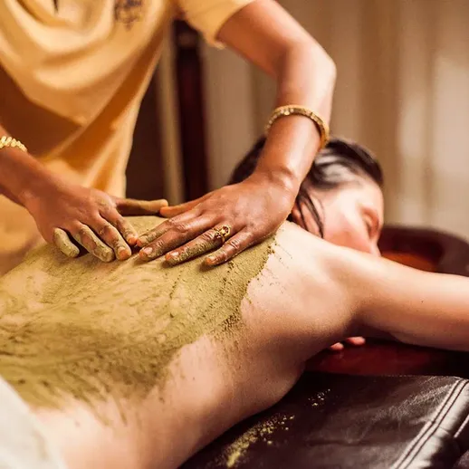 Услуги спа: расслабляющий массаж с использованием натуральных средств на курорте в тропическом раю