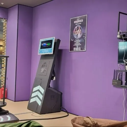 Современный фитнес-центр с тренажерами и зонами для отдыха в интерьере фиолетового цвета