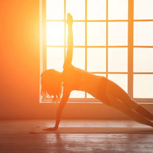 Утренние занятия йогой в светлом зале с большими окнами на фоне восходящего солнца