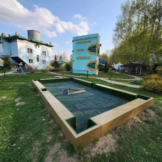 Уникальная инсталляция в парке: волшебный ландшафт с геодезическим инструментом в живописной местности