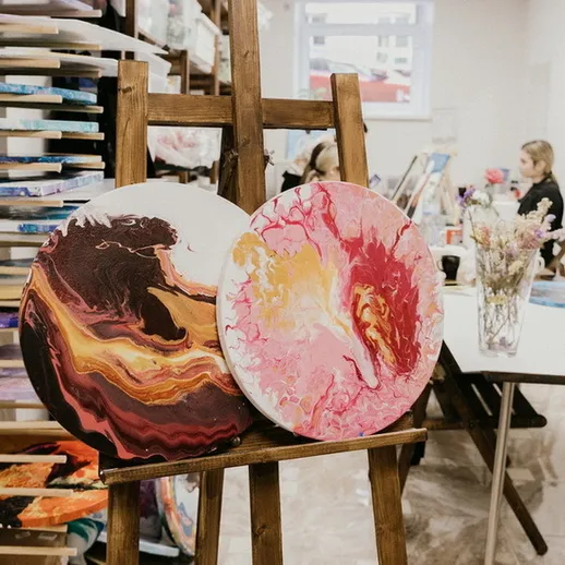 Яркие круги абстрактного искусства на мольберте в художественной студии с занятиями