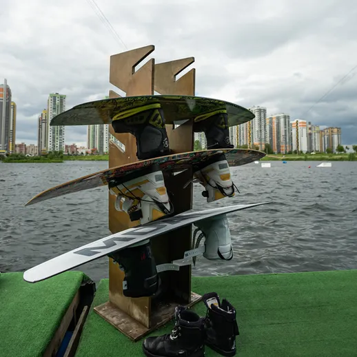 Снаряжение для вейкбординга на берегу водоема в городе в облачный день