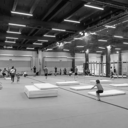 В спортивном зале проходят тренировки по гимнастике и акробатике во время занятия