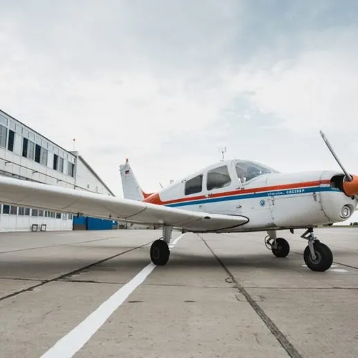 Летательный аппарат на аэродроме в облачный день