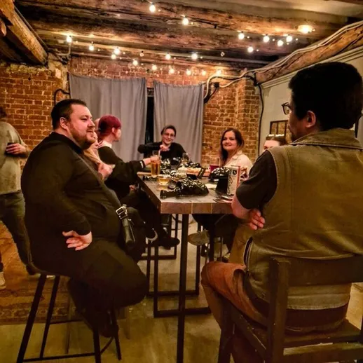 Время отдыха и общения в уютном кафе с красивым освещением и дружной компанией