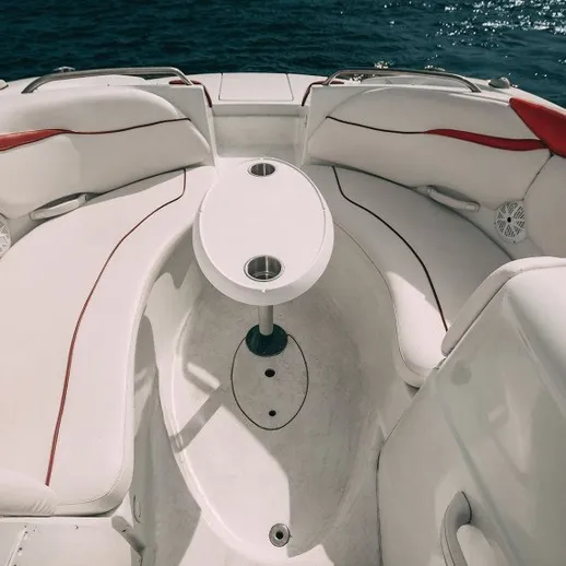 Корабль на воде с комфортными диванами и столиком для отдыха на ярком солнечном дне