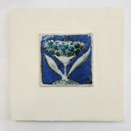 Керамическая плитка с изображением цветов на синем фоне, выполненная в технике рельефа, находящаяся в интерьере