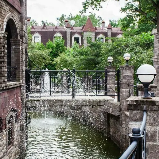 Уютный уголок с фонтаном и зелеными насаждениями в историческом районе города