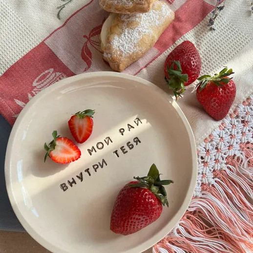 Вкусное утро с клубникой и десертом на столе в солнечном свете