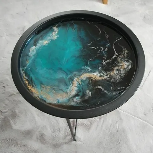 Красивый стол с эпоксидной смолой, имитирующий океан, созданный в студии самоделок