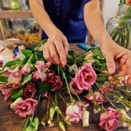 Создание букета из роз в цветочной мастерской в дневное время