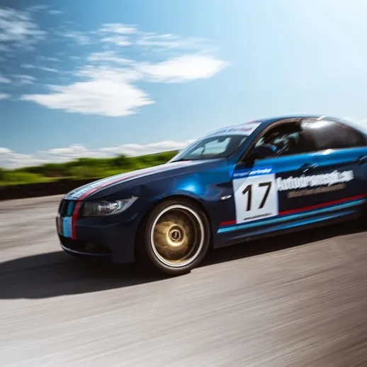 Спортивный автомобиль на треке во время гонки под ясным небом