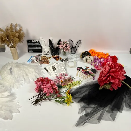 Разнообразие аксессуаров и декора для фотосессий в студии с яркими цветами и масками