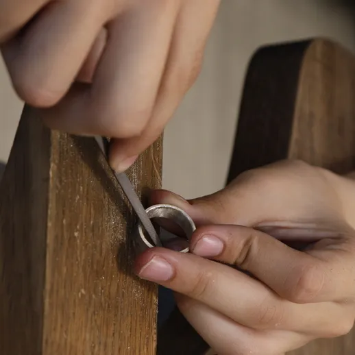 Восстановление старинного кольца: процесс ювелирного ремонта на мастерской столе