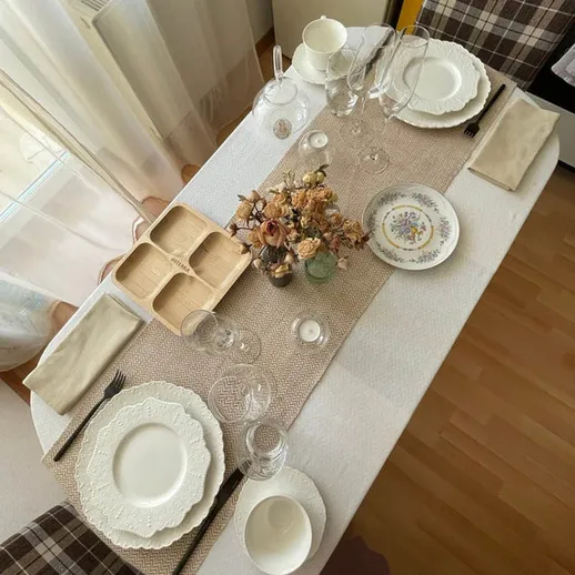 Уютный обеденный стол с сервировкой для приема гостей в светлой квартире