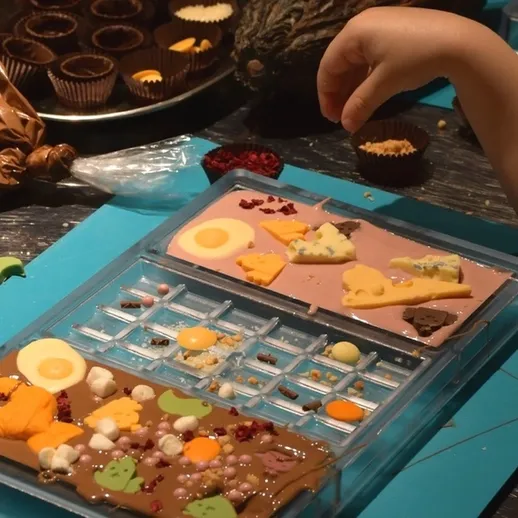 Создание шоколадных конфет на мастер-классе в кондитерской