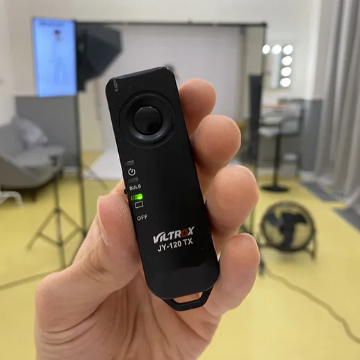 Пульт управления Viltrox JY-120 TX в студии с оборудованием для видеосъемки