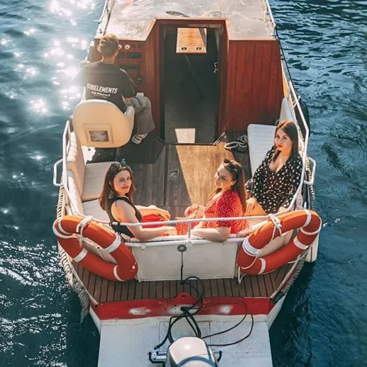 Девушки на лодке наслаждаются летним днем на озере