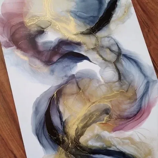 Абстрактная акварельная живопись с золотыми акцентами на фоне древесины