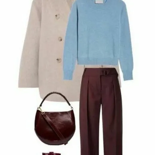Модный образ с светло-серым пальто, голубым свитером и бордовыми брюками для осеннего выхода