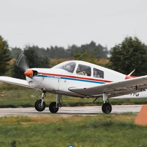 Самолет вылетает с взлетной полосы на аэродроме в ясный день