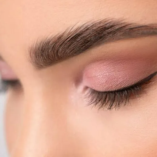 Технические детали макияжа глаз на модели с акцентом на стрелку и ресницы в студии