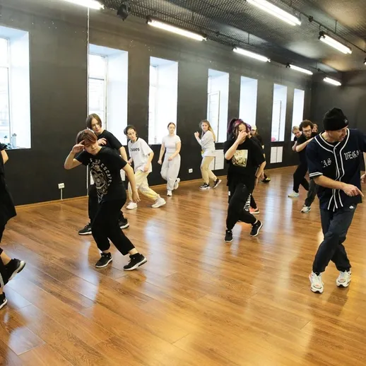 Урок танцев в студии с группой обучающихся в уютном помещении