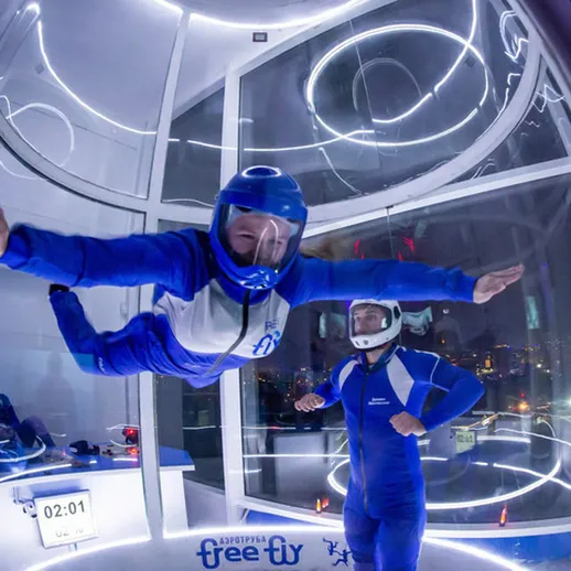 Небо в свободном падении: начинает полет скайдайвера в помещении на высоте города