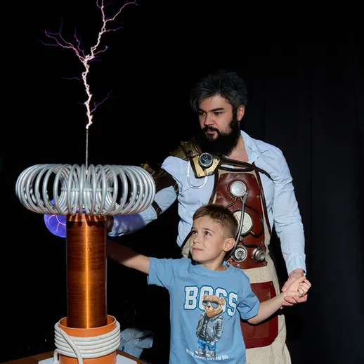 Эксперимент с током на научном шоу во время демонстрации электрических разрядов