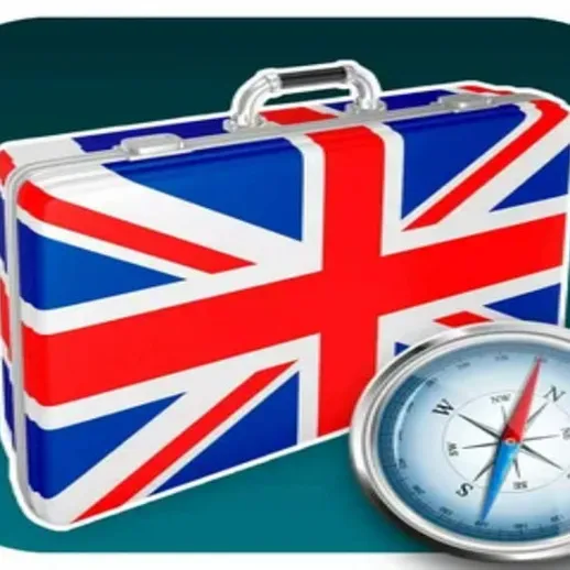 Чемодан с флагом Великобритании и компас на зеленом фоне для путешествий