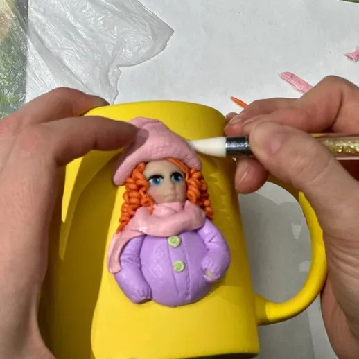 Создание уникальной кружки с фигуркой на желтом фоне во время рукоделия в домашней обстановке