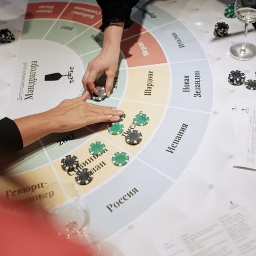 Игра в азартные игры с фишками на карточном столе в казино, вечерние развлечения в России