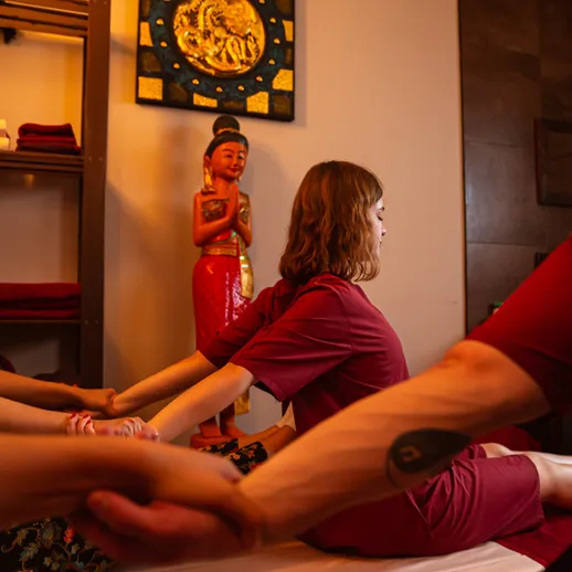 Расслабляющий массаж в спа-салоне с азиатским оформлением и укромными уголками