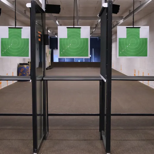 Стрелковый тир с мишенями в помещении для практики стрельбы на тренировках