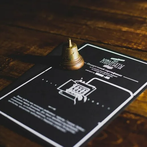 Звонок и меню в уютном кафе на столе, готовом к обслуживанию в любое время дня