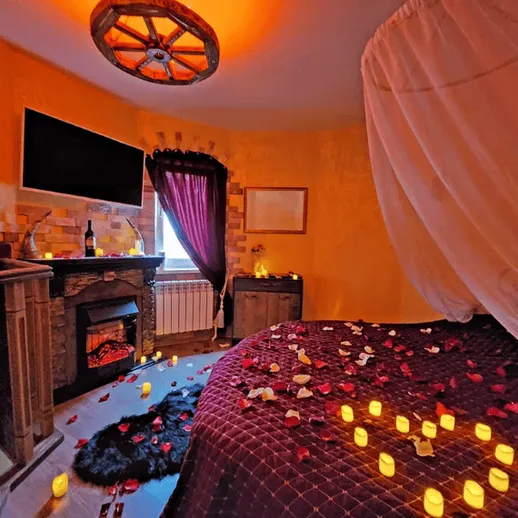 Уютная комната для романтического отдыха с розами и свечами в вечернем освещении