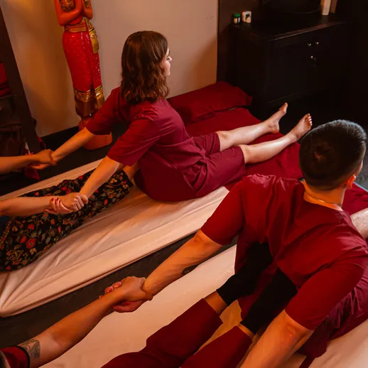 Расслабляющий массажа с элементами тайского массажа в спа-салоне на вечернее время