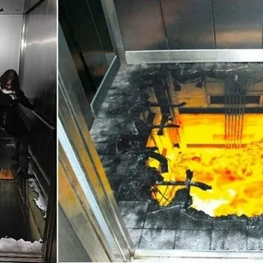 Две девушки боятся опасности в лифте с иллюзией огня на полу в городском здании