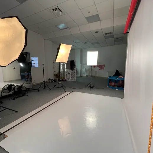 Студия для фотосъемки в помещении с профессиональным освещением и оборудованием