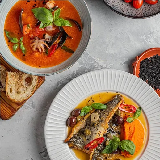 Вкусный обед с морепродуктами и рыбой на столе в ресторане