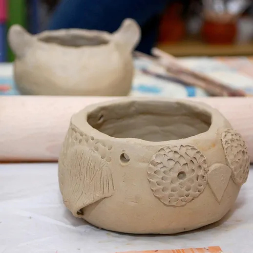 Керамическая мастерская по созданию горшков с совами в уютной атмосфере